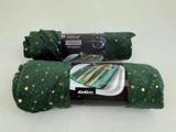 To rullede pakker med grønne fløjlsservietter med guldstjernemønster, mærket "Velvet Napkins, set 4 pieces, 40x40cm", med et foto, der viser servietterne på en opdækning.