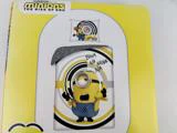 Et sengesæt med Minions-tema med en Minion, der synger med BANA NA NA NANA NA-tekst, gul baggrund og Minions: The Rise of Gru-logoet øverst.