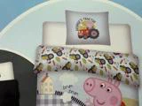 Børnesengetøj med Peppa Pig, en pude med Georges Tractor og en tegneserietraktor og en dyne med traktorer og mønstre med bondegårdstema.