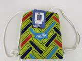 En farverig taske med snøre og et geometrisk mønster i grøn, rød, blå og sort med Nerf-logo og et blåt mærke.