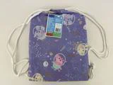 En lilla pose med snøre og tegneseriegrise i rumdragter, stjerner og planeter, med et blåt mærke på posen.