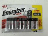En pakke med 12 AAA Energizer Max-batterier, mærket 8+4 free, i en klar plastikemballage med en tegneseriefigur af et batteri og rød og sort branding.