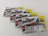 Fire pakker Energizer Max AAA-batterier (8+4 gratis i hver pakke) er anbragt i en række på en hvid overflade.