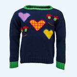 En marineblå sweater med grønne manchetter og krave, dekoreret med farverige hjerteformer og legesyge broderede ansigter.