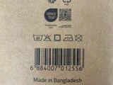 Brun emballage med vaske- og plejesymboler, en stregkode, Made in Bangladesh-tekst, et OEKO-TEX®-mærke og en QR-kode.