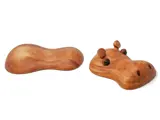 To træobjekter: Det ene er en abstrakt, buet form, og det andet ligner et flodhestehoved med runde ører, sorte øjne og næsebor.