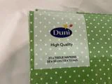 En grøn pakke Duni-servietter af høj kvalitet med hvide prikker; på etiketten står der 20 x TISSUE NAPKINS 33 x 33 cm / 13 x 13 inch.