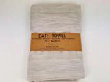 Et foldet beige badehåndklæde med en brun etiket, hvor der står BATH TOWEL 70 x 140 cm, 80% bomuld, 20% viskose & lyocell & modal på flere sprog.