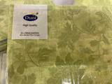 En pakke grønne, blomstermønstrede Duni-servietter, mærket High Quality, størrelse 33 x 33 cm (13 x 13 tommer), med 20 servietter i pakken.
