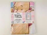 Et pakket Disney Winnie the Pooh-sengesæt med en stor illustration af Plys, der holder Grisling. Emballagen viser sættets detaljer og et lille billede af sengesættets design.
