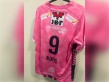 Lyserød sportstrøje med nummer 9 og navnet BORG på ryggen samt flere sponsorlogoer.