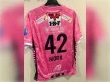 Lyserød sportstrøje med nummeret 42, navnet MØRK på ryggen og flere logoer fra virksomhedssponsorer.