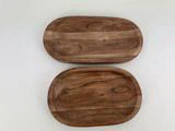 To ovale træbakker med synlige træårer, placeret side om side på en hvid overflade.