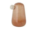En høj, blank, lysebrun vase med en afrundet form og en enkelt lille hvid kugle på den ene side mod en almindelig hvid baggrund.