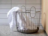 Gavepakke - Inu kurv + Comfort Organic håndklæder og karklude i grå fra Södahl