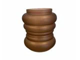 En brun keramikvase med et afrundet, riflet design og en mat finish på en almindelig hvid baggrund.