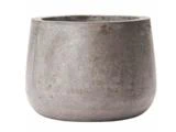 En rund, grå betonkrukke med en glat, let tilspidset form og en bred åbning i toppen.