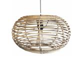 En rund pendel i flettet rattan med naturlig finish, der hænger i en sort snor mod en hvid baggrund.