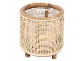 En rund, flettet kurv med solid kant og bund, stående på fire små ben.