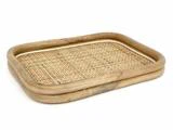En rektangulær rattanbakke med afrundede kanter og en vævet bund i naturlige træfarver.