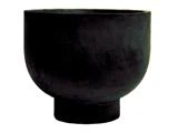 En mørk, mat keramikskål med en afrundet krop og en kort, cylindrisk bund på en almindelig hvid baggrund.