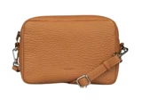 En brun crossbody-taske i læder med sølvfarvet hardware og justerbar rem.