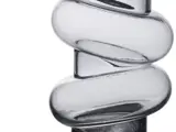 Et nærbillede af en klar glasgenstand med et spiralformet twist-design på en hvid baggrund.