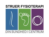 Logo for Struer Fysioterapi med stiliserede billeder af en rygsøjle, en fod og ringe og teksten DIN SUNDHED I CENTRUM nedenunder.