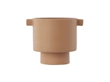 En minimalistisk, mat, lysebrun keramisk vase med to små vandrette håndtag tæt på toppen, set på en hvid baggrund.