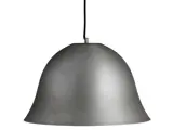 En matgrå klokkeformet pendel med en glat, buet overflade hænger fra en sort ledning mod en hvid baggrund.
