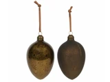To metalliske, æggeformede ornamenter med brunlige og gyldne toner, der hver især hænger i en brun lædersnor.