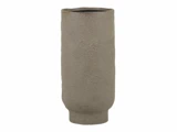 Høj, cylindrisk, struktureret beige keramikvase med let ujævn kant og mat finish, der står oprejst mod en hvid baggrund.