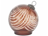 En rund, kobberfarvet julekugle med hvidt hvirvelmønster og en lille metallisk hætte med en løkke til ophængning.