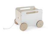En legetøjsvogn af træ med fire hjul, hvide sidepaneler, et håndtag af reb og udskårne håndtag på siderne på en hvid baggrund.