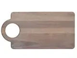 Et rektangulært skærebræt af træ med et stort cirkulært hul i venstre side.