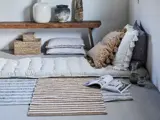 Lene Bjerre, Strivie, Vendbart, Gulvtæppe, Gyldenbrun, råhvid, Genanvendt plastik, L:140 x B:70 cm