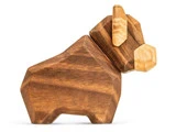 Et geometrisk trælegetøj formet som en tyr, med kantede linjer og en glat, poleret finish i forskellige brune nuancer.