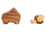 To geometriske dyrefigurer af træ, den ene stående til venstre og den anden liggende på siden til højre, på en hvid baggrund.