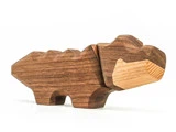 En legetøjsdinosaur i træ med et geometrisk, minimalistisk design, lavet af mørkt og lyst træ på en hvid baggrund.