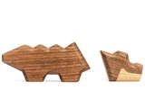 To dyrefigurer i træ, en større med pigge, der ligner en dinosaur eller stegosaurus, og en mindre, mere enkel, formet som en dinosaurunge, begge på en hvid baggrund.