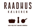 Logo for Raadhus Kælderen med dansk tekst og ikoner af en gryde, peberkværn og pande samt MAD FRA DET DANSKE KØKKEN nedenunder.