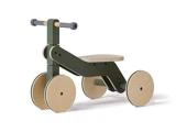 En minimalistisk trehjulet cykel i træ til børn med fire hjul, et fladt sæde og en enkel grøn og naturlig træfarve.