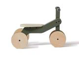 En minimalistisk løbecykel i træ til børn med hjul og sæde i lyst træ og et mørkegrønt stel, vist på en hvid baggrund.