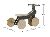 Løbecykel i træ til småbørn med fire hjul, grønt stel og detaljer i naturtræ. Dimensioner: 54,7 cm lang, 33 cm bred og 40 cm høj.