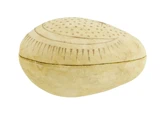 En beige, oval stendåse med ætsede linjer og prikmønstre på låget, vist mod en hvid baggrund.