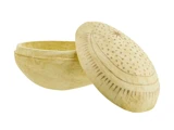 En rund, beige beholder med låg med udskårne mønstre og et stjernedesign på låget. Beholderen er åben og afslører sit tomme indre.