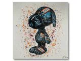 Et maleri af Snoopy dækket af graffitiord som LOVE og PEACE på et hvidt lærred med orange farveklatter. Kunstnerens signatur ses i nederste højre hjørne.