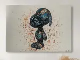 Et graffiti-maleri af Snoopy dækket af farverige ord og tags, der står på en splattet beige baggrund, signeret af kunstneren i nederste højre hjørne.