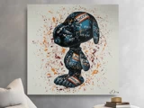 Et maleri af en mørk Snoopy-figur dækket af graffiti-lignende ord står mod en hvid baggrund, der er oversprøjtet med orange og rød maling.