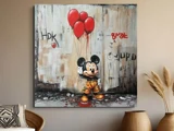 Et maleri af Mickey Mouse, der står med tre røde balloner foran en væg dækket af graffiti, hænger over en beige sofa med puder og tørrede planter i nærheden.